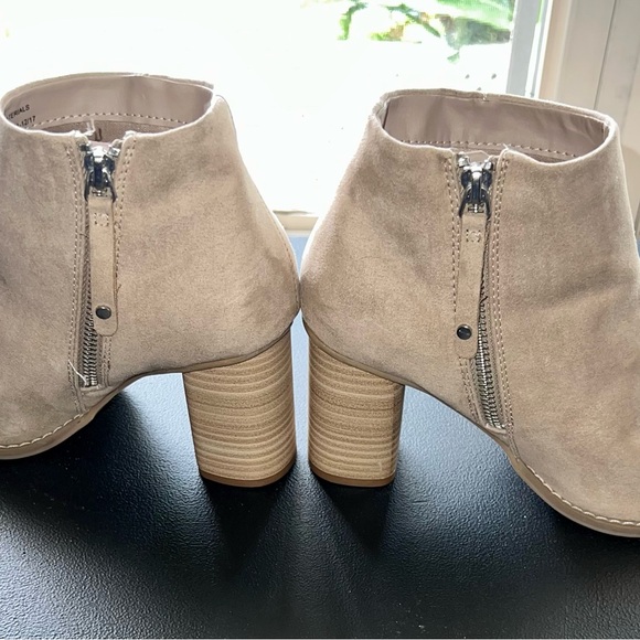Dolce Vita brown zip bootie heels in size 6 - Picture 2 of 3